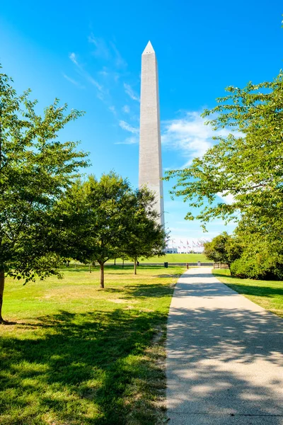 The Washington Monument ion um dia de verão em Washington D.C. . — Fotografia de Stock