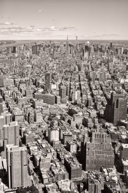 New York şehrinin siyah ve beyaz hava görünümüyle midtown sk
