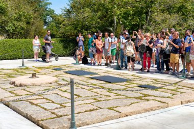 Arlington Ulusal Kennedy Ailesi mezarlıkta yanındaki ziyaretçi