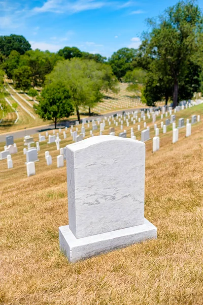 Pedras tumulares em uma colina gramada no Cemitério Nacional de Arlington — Fotografia de Stock