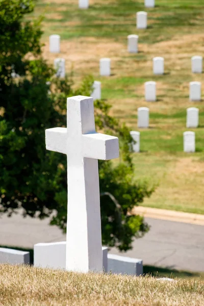 Kors och gravstenar på en gräsbevuxen kulle på Arlington National Ceme — Stockfoto