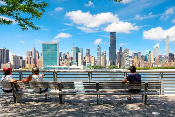 A Queens park, ahonnan kilátás nyílik a midtown Manhattan, New yor Newyorkers — Stock Fotó