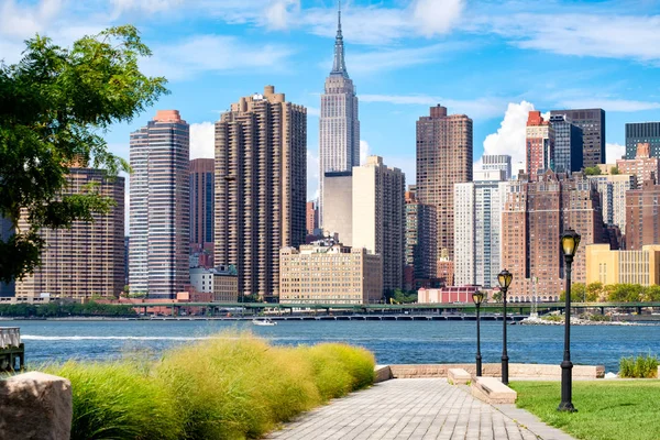 El horizonte del centro de Manhattan en la ciudad de Nueva York en un hermoso su —  Fotos de Stock
