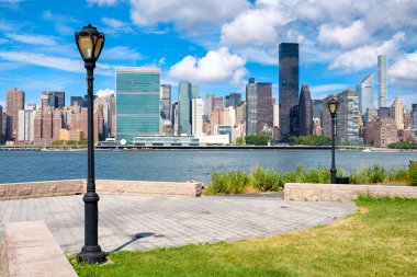 Midtown Manhattan siluetinin Queens'te nehrin görünümünü
