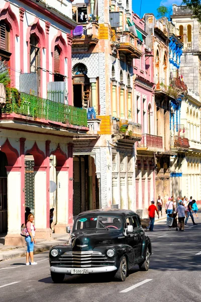 Kleurrijke oude gebouwen en een Amerikaanse oldtimer in oud Havana — Stockfoto