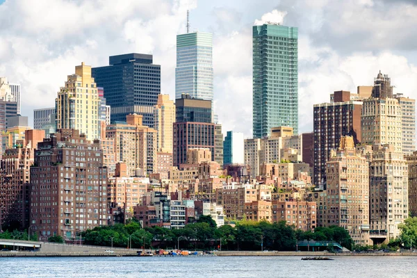 Vue du centre-ville de Manhattan avec plusieurs immeubles anciens et nouveaux — Photo