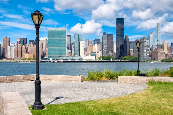A midtown Manhattan látképének a folyón, a királynő képe — Stock Fotó