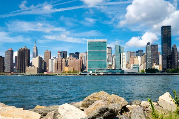 Midtown Manhattan skyline w piękny letni dzień — Zdjęcie stockowe