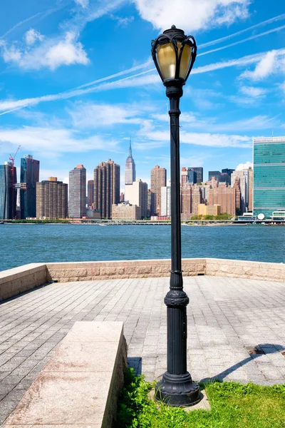 Midtown Manhattan siluetinin Queens'te nehrin görünümünü — Stok fotoğraf