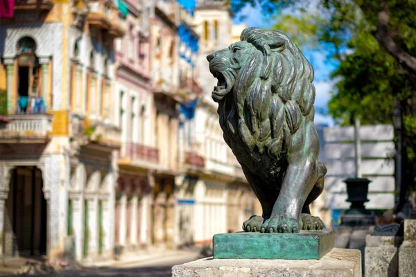 Rua colorida em Havana Velha com o leão de bronze na avenida El Prado — Fotografia de Stock