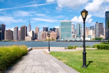 Midtown Manhattan siluetinin bir güzel gördüm bir yaz gününde