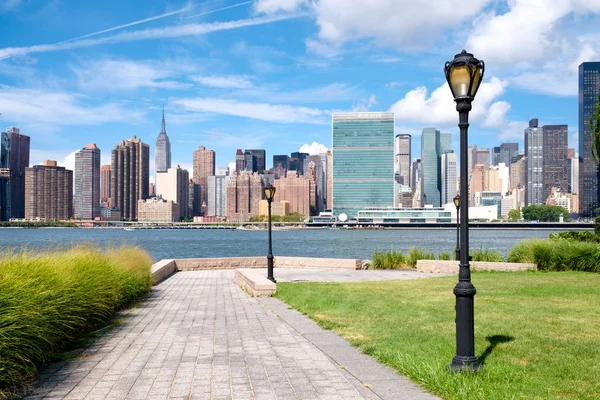El horizonte del centro de Manhattan en un día de verano visto desde una bella —  Fotos de Stock