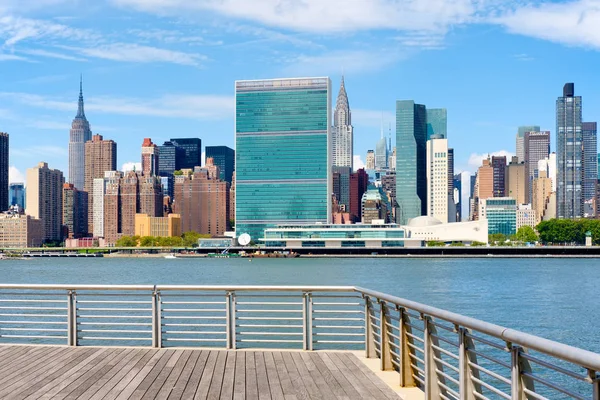 El horizonte del centro de Manhattan en un hermoso día de verano —  Fotos de Stock