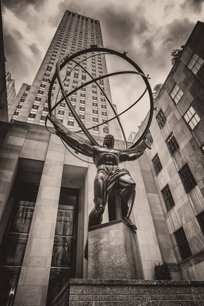 Göksel küreler yenilikler tutan Atlas ünlü heykeli — Stok fotoğraf