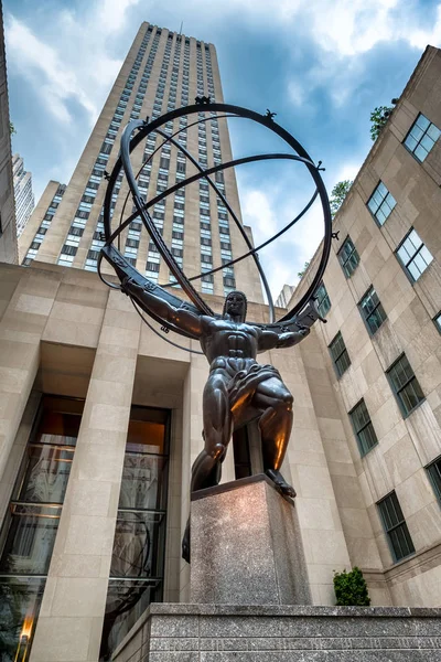 Den berömda statyn av Atlas håller de himmelska sfärerna i New — Stockfoto