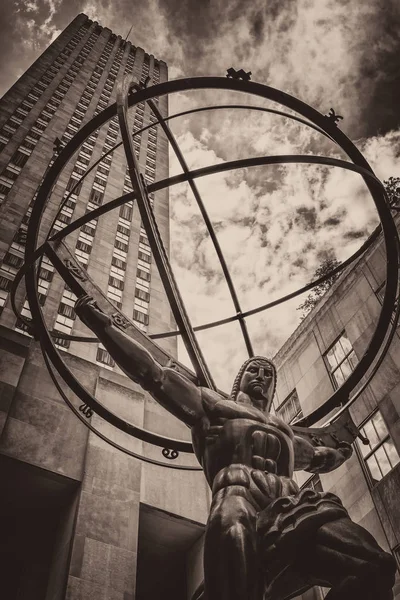 La célèbre Statue de l'Atlas tenant les sphères célestes en Nouvelle — Photo