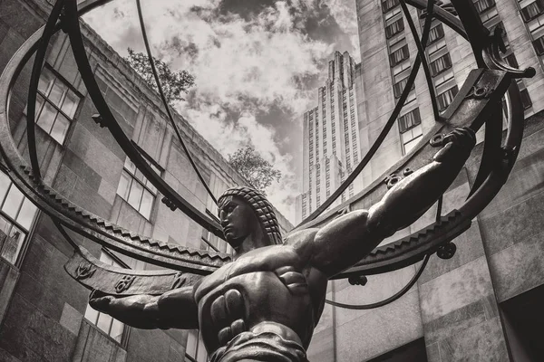 La célèbre Statue de l'Atlas tenant les sphères célestes en Nouvelle — Photo