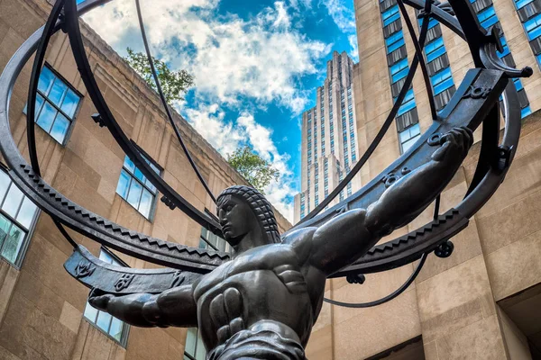 A famosa Estátua do Atlas segurando as esferas celestes em Novo — Fotografia de Stock