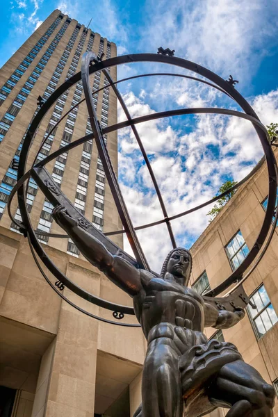 Göksel küreler yenilikler tutan Atlas ünlü heykeli — Stok fotoğraf