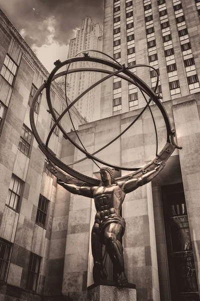 The famous Statue of Atlas holding the celestial spheres in New — Stock Photo, Image