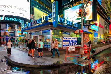 Polis karakolu at Times Square New York şehrinde