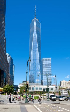 Arka planda bir Dünya Ticaret Merkezi Kulesi ile şehir merkezindeki Manhattan