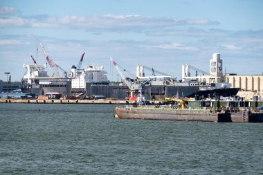 Duba ve New York limanında bir kargo gemisi boşaltma Vinçler