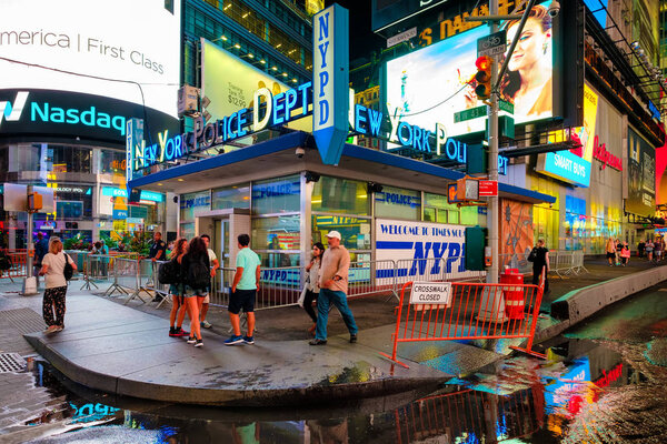 Полицейский участок на Таймс Сквер в Нью-Йорке
