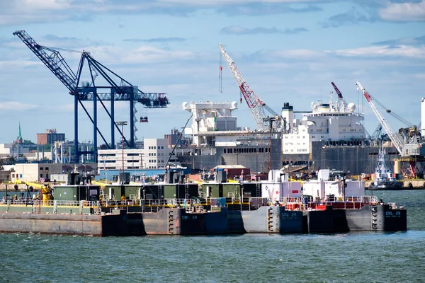 Pontoons and cranes unloading a cargo ship at the New York Harbor — Stock Photo, Image