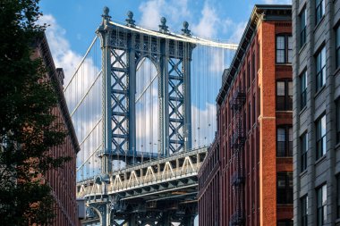 Manhattan Bridge ve eski tuğla binalar tarafından gözden düştü bir Brooklyn sokak