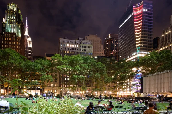 Брайант парку в Манхеттені вночі оточений хмарочосами — стокове фото
