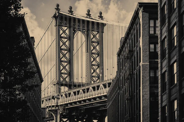 Vintage vy över Manhattan Bridge och en gammal Brooklyn street i New York — Stockfoto
