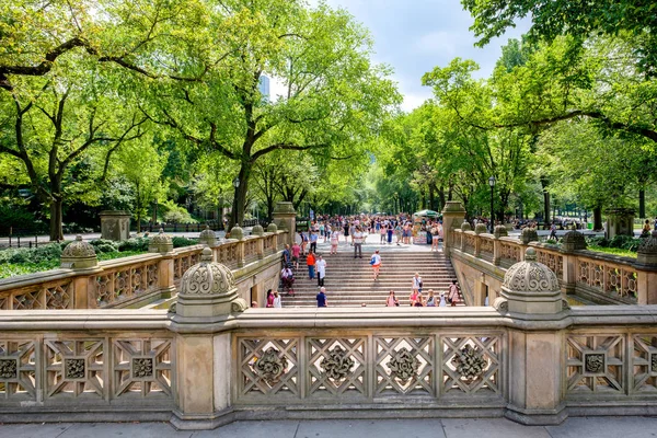 Utsikt över Central Park Mall från Bethesda Terrace i New York — Stockfoto