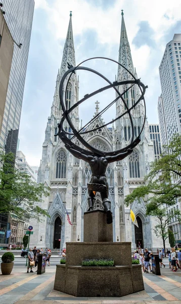 The Atlas Statue and Saint Patrick 's Cathedral at New York' s F — стоковое фото