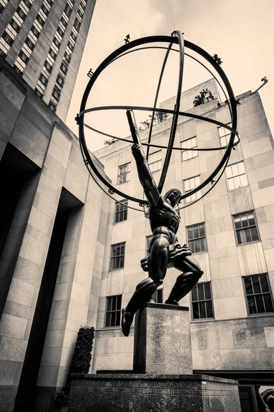 Estatua vintage tonificada de Atlas en la Quinta Avenida de Nueva York — Foto de Stock