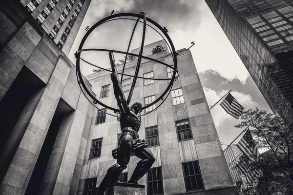 Estátua de Atlas em tom vintage na Quinta Avenida de Nova Iorque — Fotografia de Stock