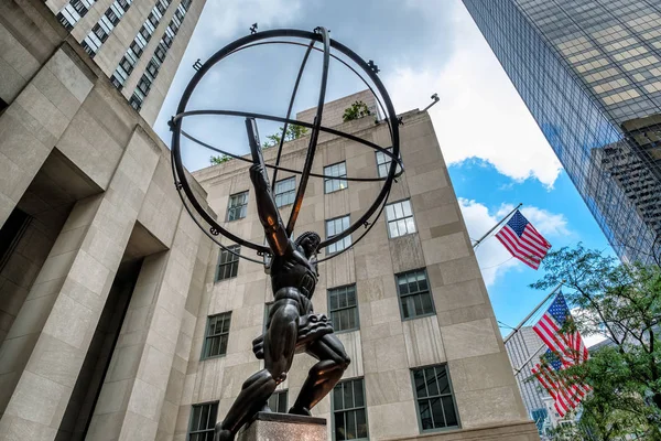 Die berühmte Statue des Atlas in der fünften Avenue der Stadt New York — Stockfoto