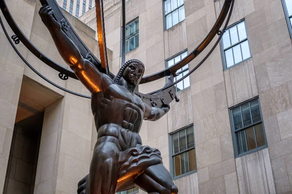 La famosa estatua del Atlas en la Quinta Avenida de Nueva York — Foto de Stock