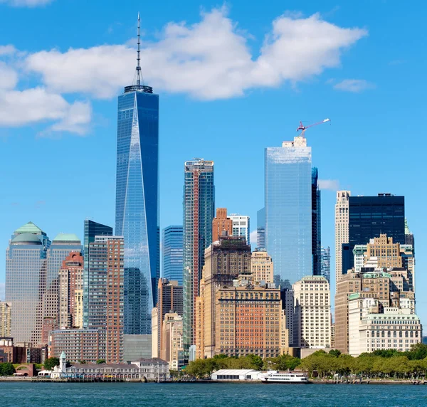 The skyline of lower Manhattan seen from the New York Harbor — Stock Photo, Image