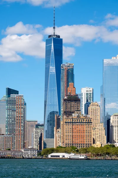 The skyline of lower Manhattan seen from the New York Harbor — Stock Photo, Image