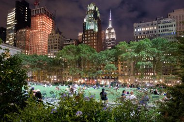 New York'ta gece ışıklı Bryant Park