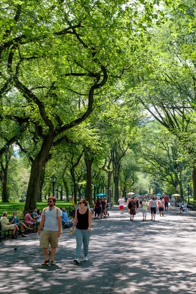 Día de verano en Central Park Mall en Nueva York — Foto de Stock
