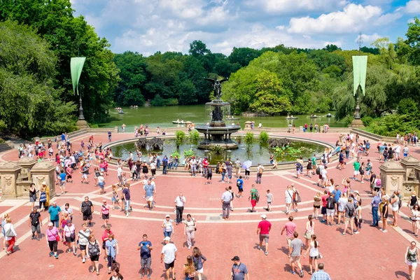 A Bethesda Fountain-szökőkút és a tó a központi Park, New York c. — Stock Fotó