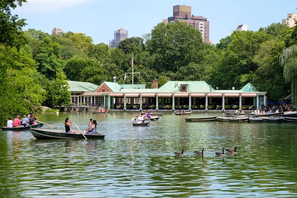 Båter på The Lake med restaurant på Cent. – stockfoto