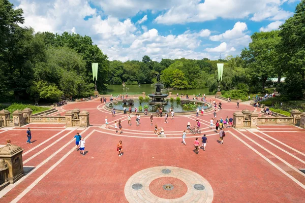 La terraza de Bethesda y el lago en Central Park en Nueva York Ci — Foto de Stock