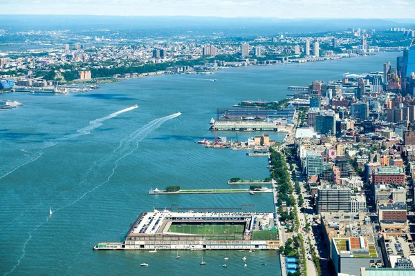 Letecký pohled na řeku Hudson dělení New Yorku od New — Stock fotografie