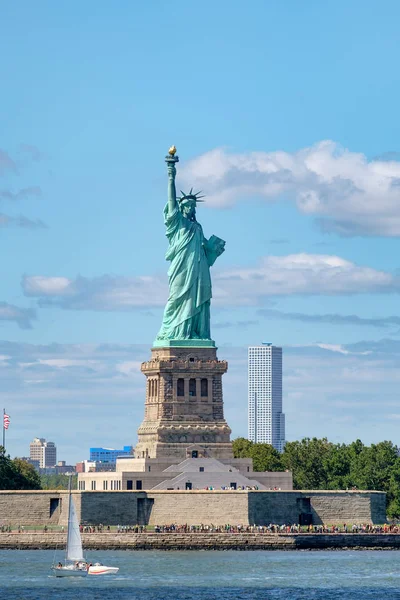 A Estátua da Liberdade na Ilha da Liberdade em Nova York — Fotografia de Stock