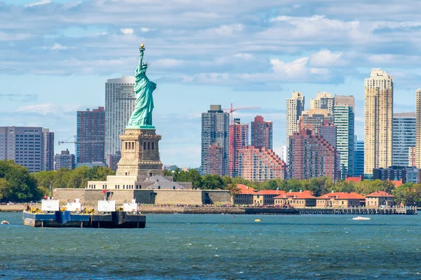 A Estátua da Liberdade em Nova York com arranha-céus no backgr — Fotografia de Stock