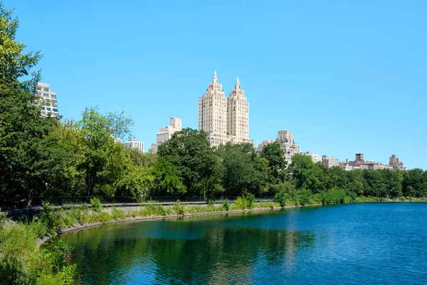 Vista de Central Park en Nueva York con la Jacqueline Kennedy re — Foto de Stock