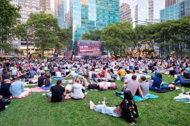 Newyorkers ve turistler Bryant Park Yaz Film Fes zevk